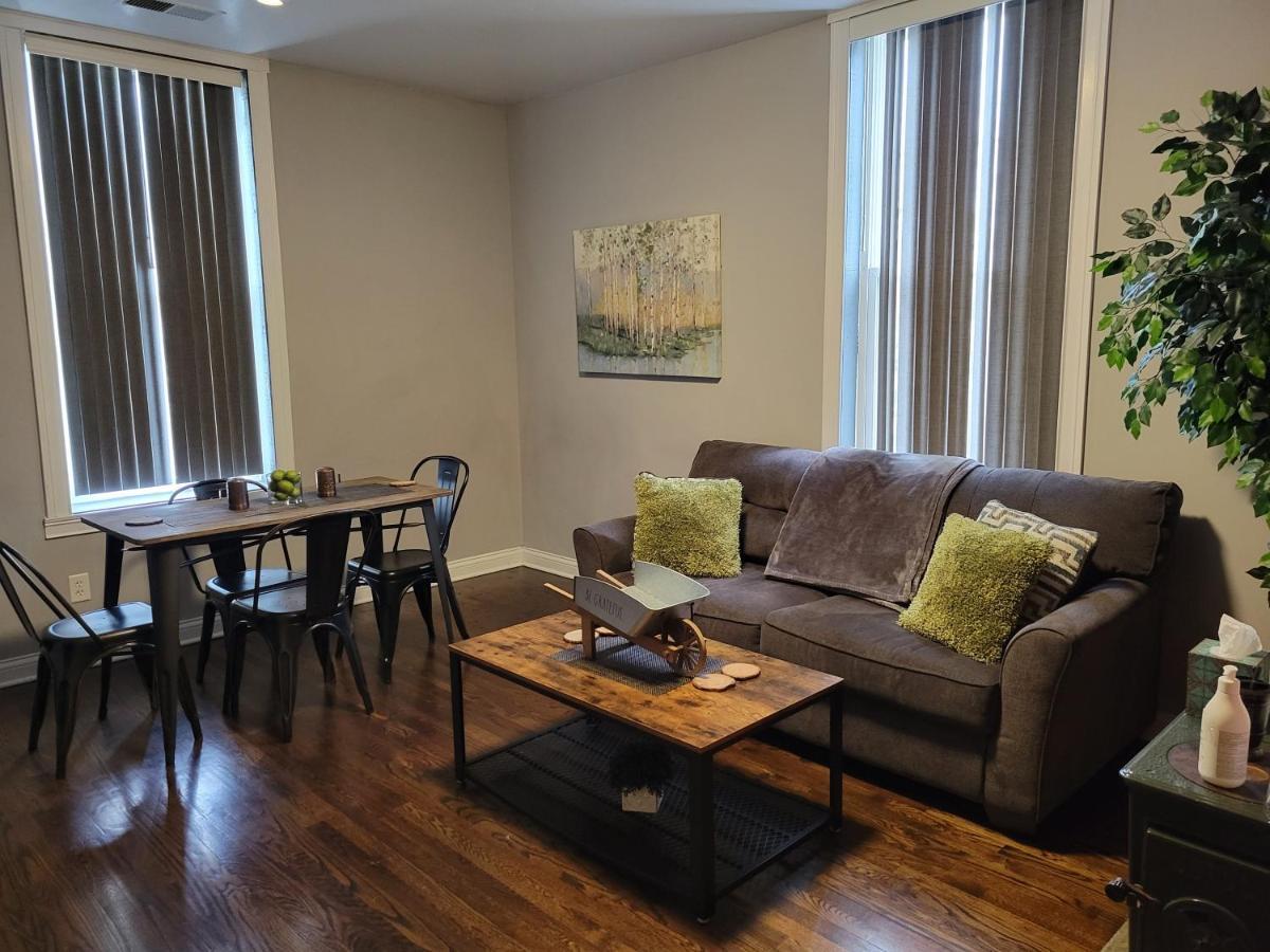 Modern Style And Comfort Near Uc *